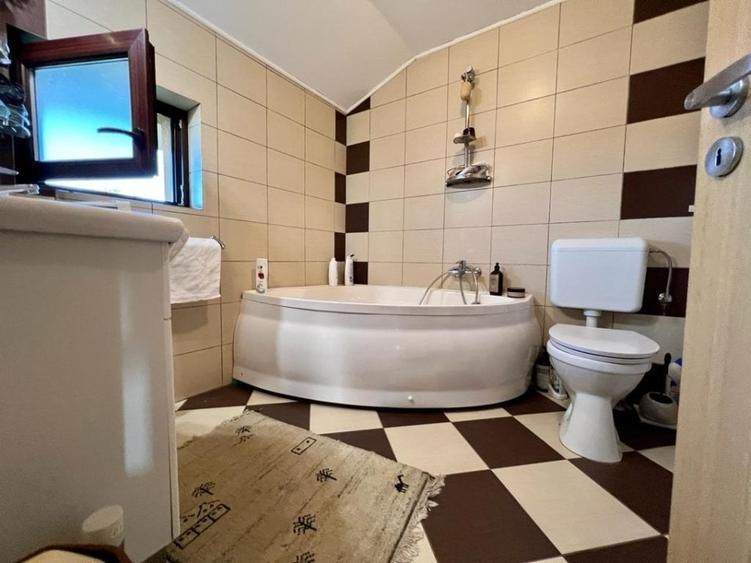 Casă cu 6 camere cu Canalizare în Moșnița Veche
