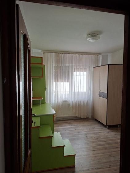 Apartament cu 3 camere decomandat în Exterior Vest