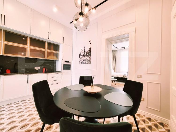 Apartament cu 3 camere semidecomandat, mobilat în Central