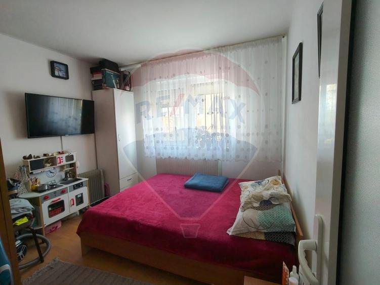 Apartament cu 3 camere semidecomandat, mobilat în Craiovița Nouă