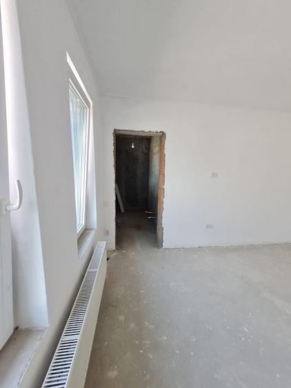 Duplex cu 4 camere cu Canalizare în Parța