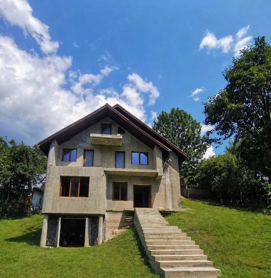 Casă cu 5 camere cu Teren 2500 Mp în Pângărați