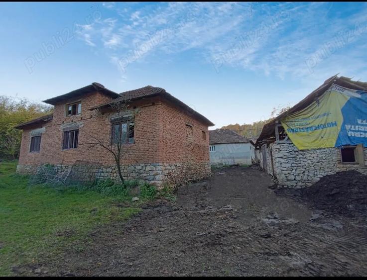 Casă cu 4 camere cu Teren 3500 Mp în Cărpinet
