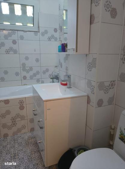 Apartament cu 3 camere semidecomandat în Berceni