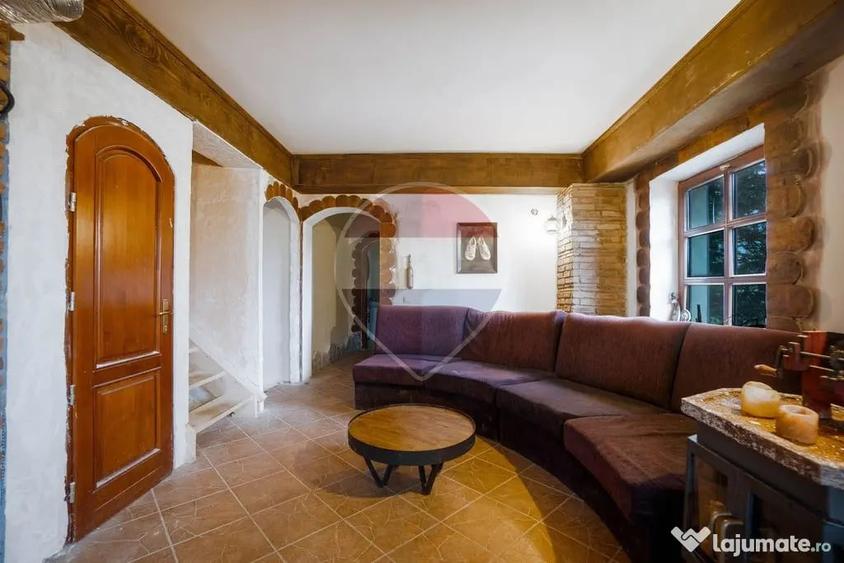 Casă cu 12 camere cu Teren 4300 Mp în Central