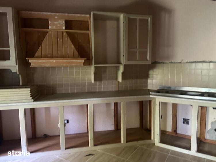 Casă cu 9 camere cu Teren 2342 Mp în Piatra Șoimului