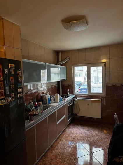 Apartament cu 3 camere decomandat în Drumul Taberei