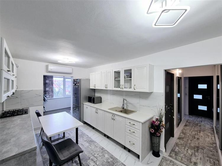 Apartament cu 3 camere decomandat, mobilat în Cug
