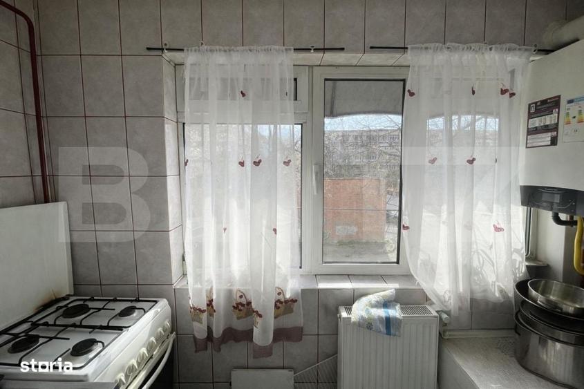 Apartament cu 3 camere semidecomandat, mobilat în Rovine