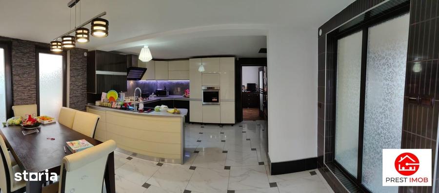 Casă cu 7 camere cu Teren 2667 Mp în Central
