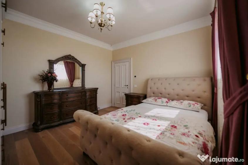 Casă cu 8 camere cu Teren 11880 Mp în Horodnic