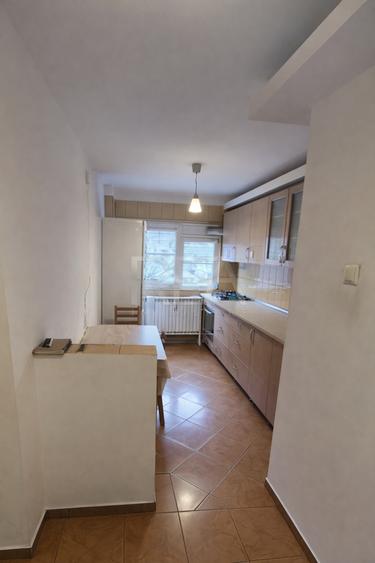 Apartament cu 3 camere semidecomandat, mobilat în Titan