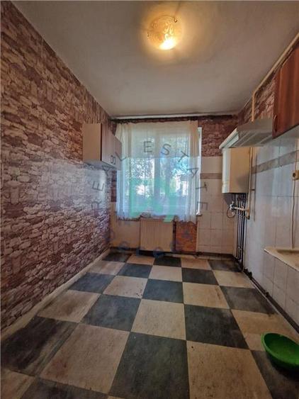 Apartament cu 3 camere semidecomandat în Tractorul