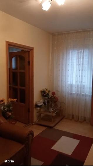 Apartament cu 3 camere în Podu Roș