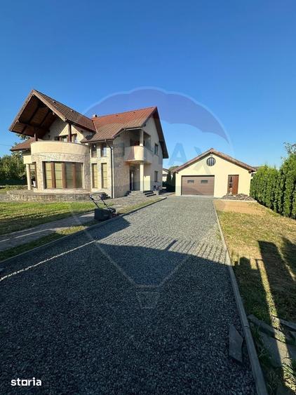 Casă cu 5 camere cu Teren 700 Mp în Central