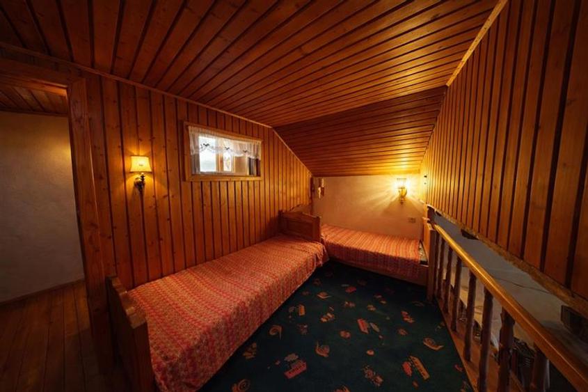 Casă individuală cu 8 camere cu Canalizare în Bran
