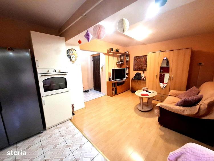 Apartament cu 3 camere semidecomandat în Mioriței