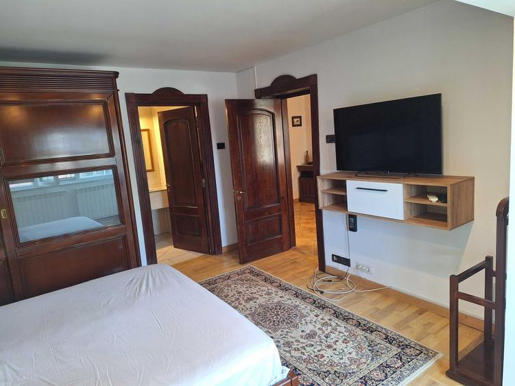 Apartament cu 4 camere decomandat în Albești