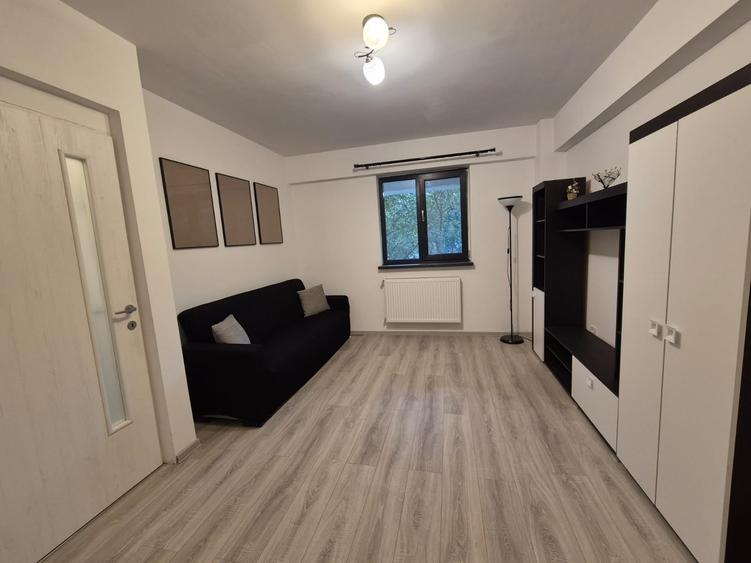 Garsonieră decomandată în Valea Adâncă