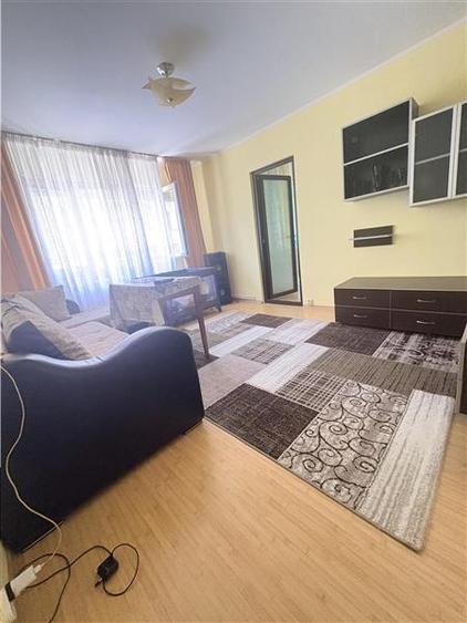 Apartament cu 3 camere semidecomandat în Est