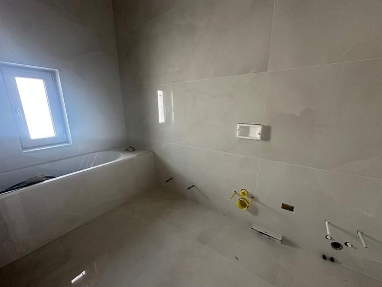 Casă individuală cu 7 camere cu Canalizare în Cetate
