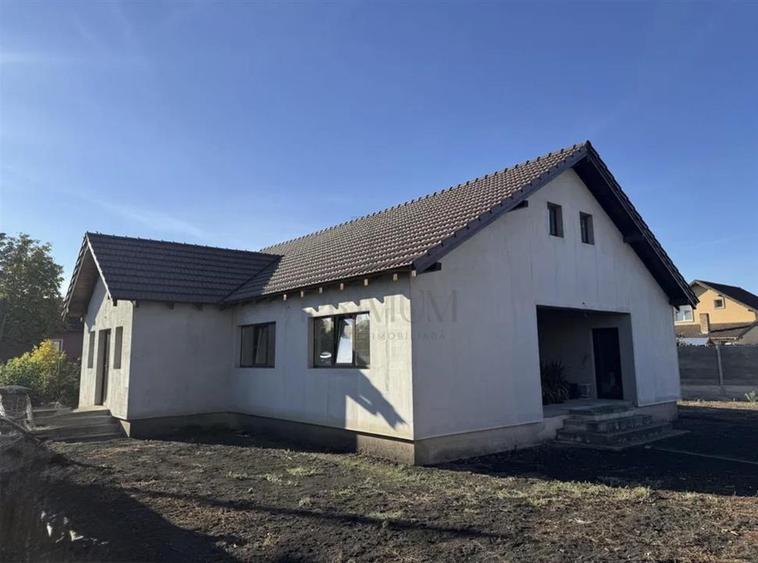Casă individuală cu 4 camere cu Canalizare în Giroc