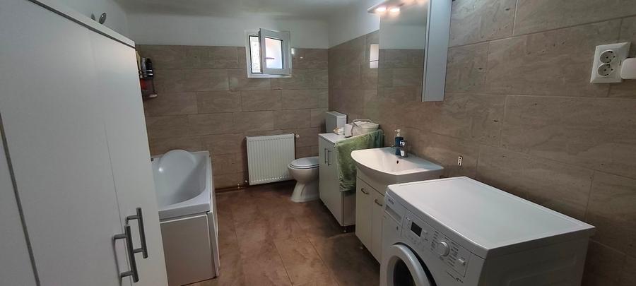 Casă individuală cu 5 camere cu Teren 1090 Mp în Central