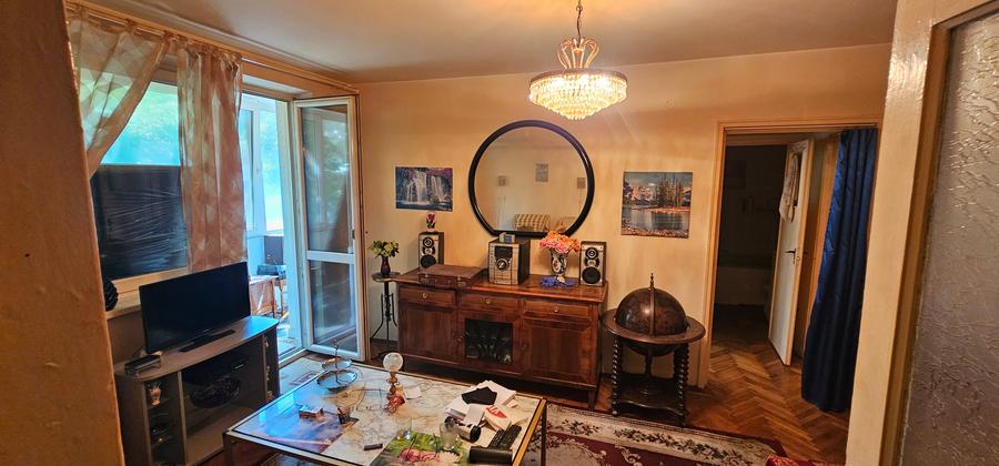 Apartament cu 3 camere semidecomandat în Gara de Nord