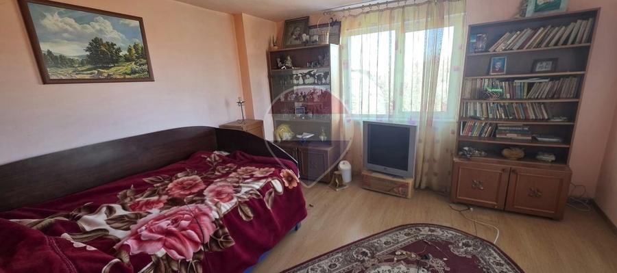 Casă individuală cu 5 camere cu Teren 1682 Mp în Lucieni
