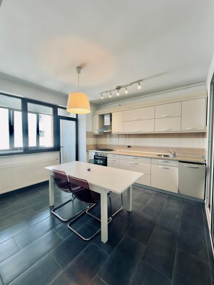 Apartament cu 3 camere decomandat în Tractorul