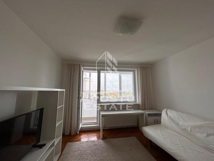 Apartament cu 3 camere semidecomandat, mobilat în Central