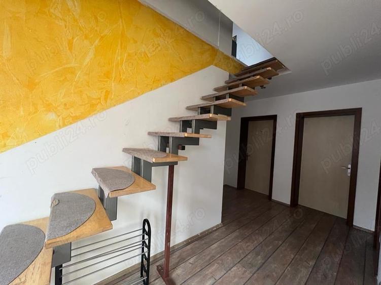 Casă cu 6 camere cu Teren 200 Mp în Intim