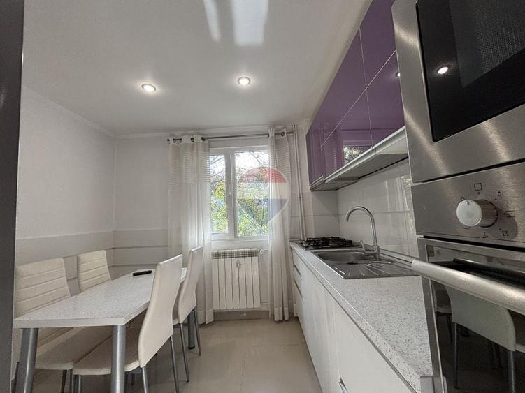 Apartament cu 3 camere semidecomandat, mobilat în Apusului