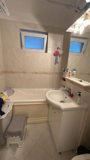 Apartament cu 4 camere decomandat, mobilat în Balada