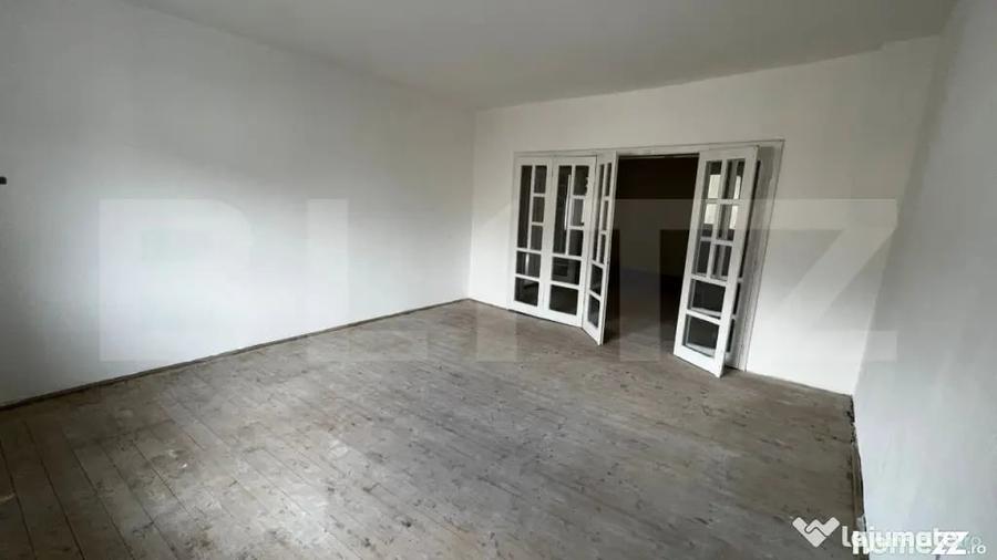 Casă cu 6 camere cu Teren 644 Mp în Central