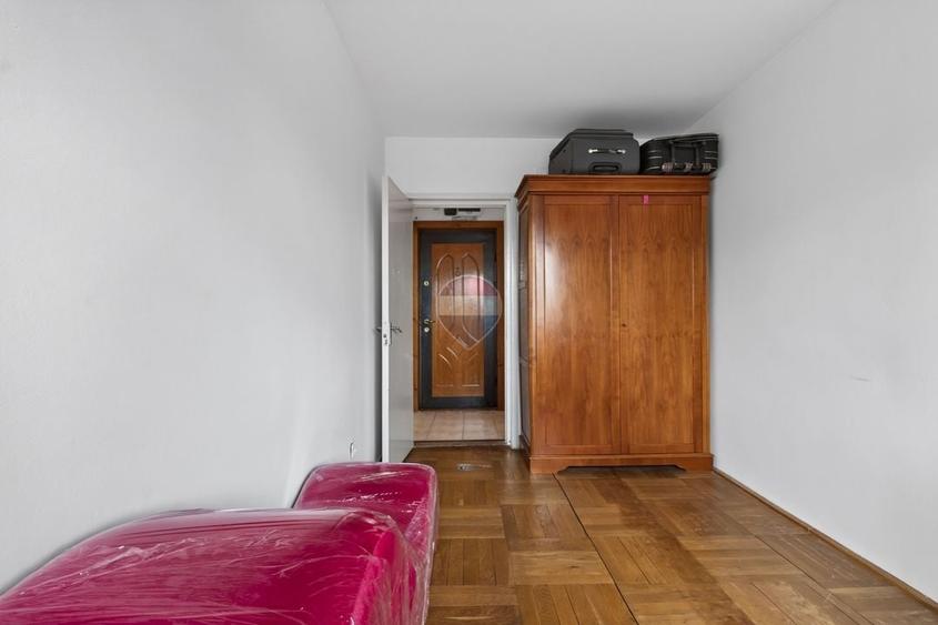 Apartament cu 3 camere semidecomandat în Băncilor