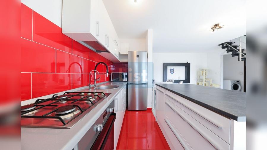 Apartament cu 3 camere semidecomandat în Florești