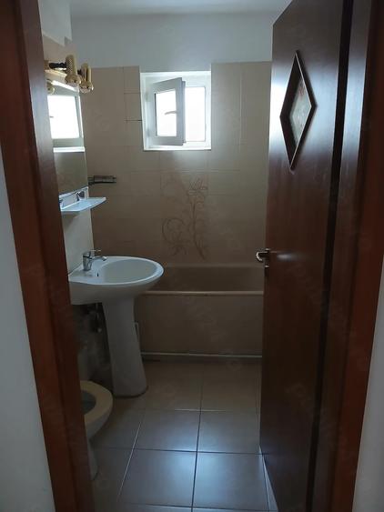 Apartament cu 3 camere decomandat în Girocului