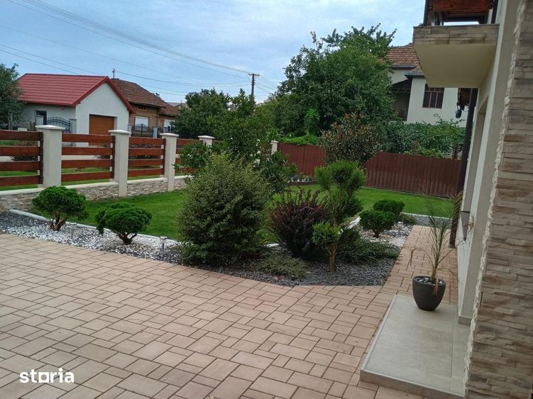 Casă cu 4 camere cu Teren 1036 Mp în Central