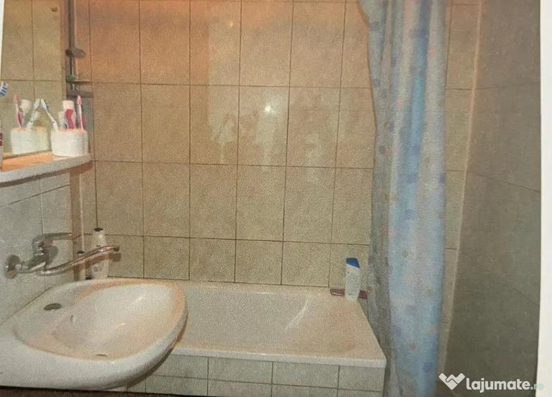 Apartament cu 3 camere decomandat în Calea București