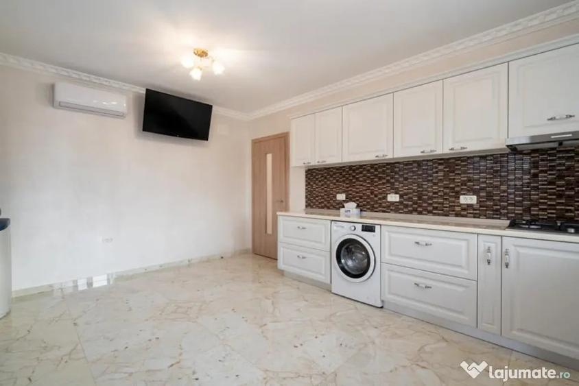 Casă cu 7 camere cu Teren 492 Mp în 1 Decembrie