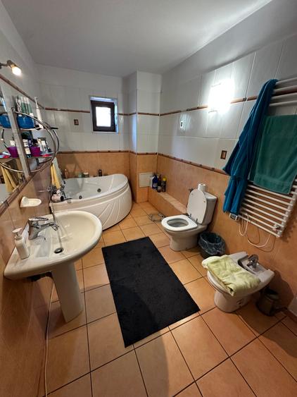 Casă individuală cu 6 camere cu Canalizare în Nord