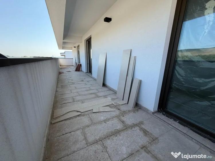 Apartament cu 4 camere semidecomandat în Florești