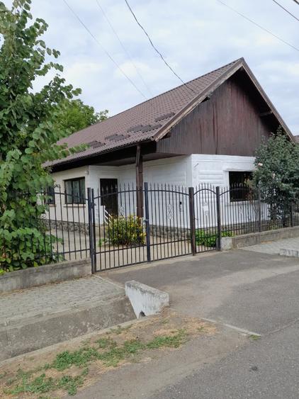 Casă individuală cu 3 camere cu Teren 900 Mp în Central
