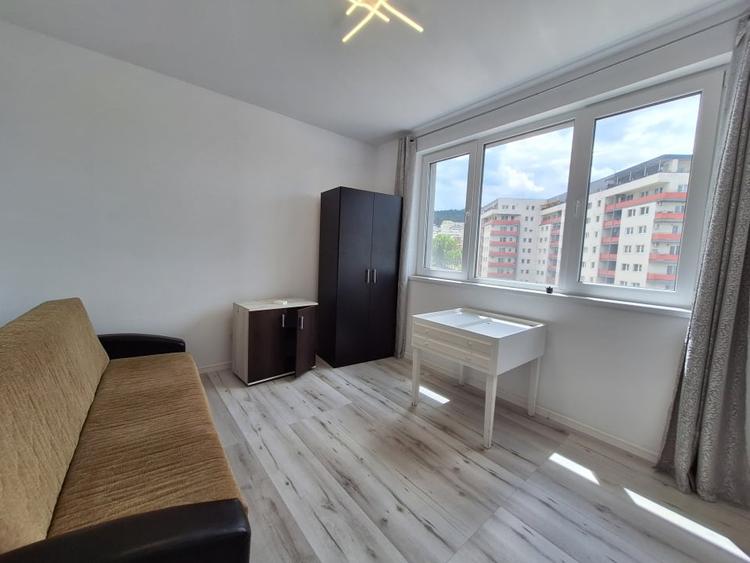 Apartament cu 3 camere semidecomandat, mobilat în Florești
