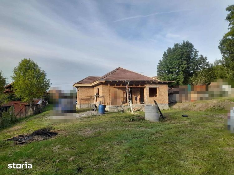 Casă cu 4 camere decomandat cu Teren 1513 Mp în Acățari