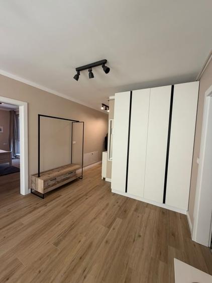 Apartament cu 3 camere semidecomandat, mobilat în Orașul Vechi