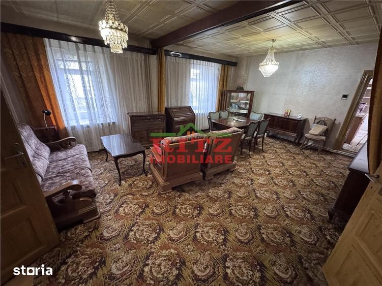 Casă cu 7 camere cu Teren 938 Mp în Central