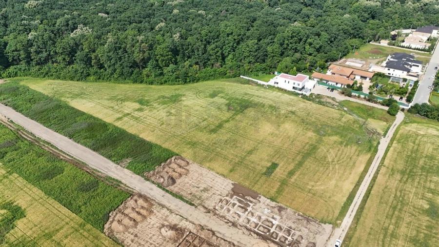 Teren agricol intravilan de 9400 mp, în Tunari