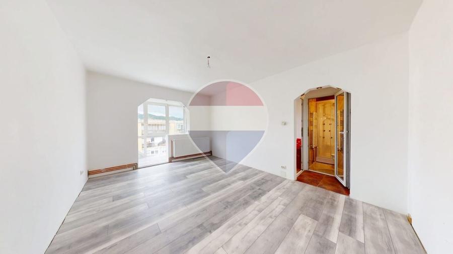 Apartament cu 3 camere semidecomandat în Sud